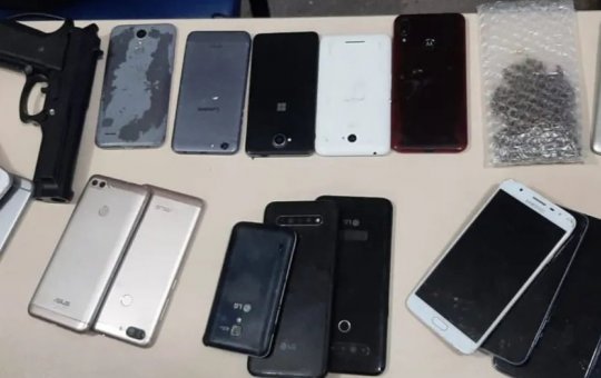 Homem é preso com 22 celulares, uma pistola falsa e maconha em Salvador