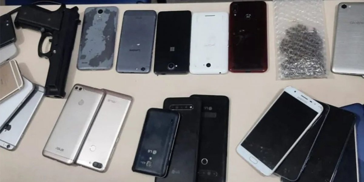 Homem é preso com 22 celulares, uma pistola falsa e maconha em Salvador