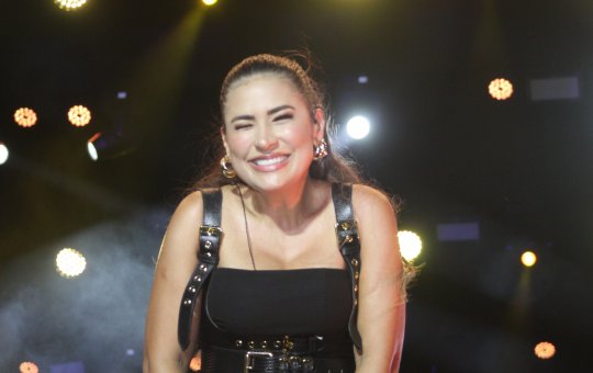 Simone Mendes relata susto na estrada com pneu do carro