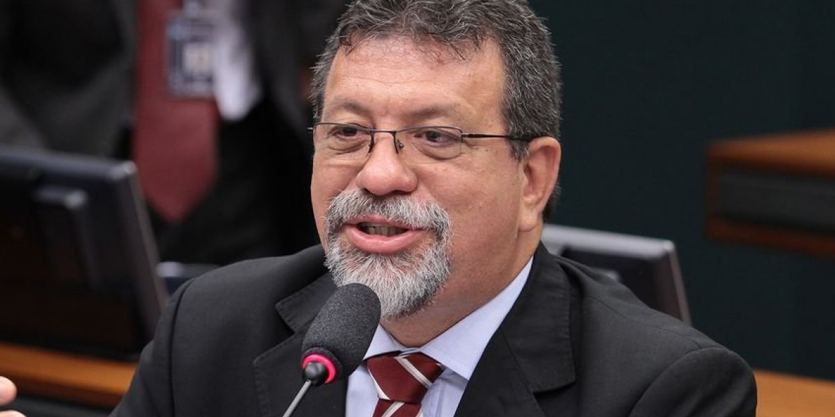 Afonso Florence é exonerado da Casa Civil para terminar mandato