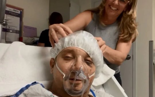 Jeremy Renner publica vídeo e acalma os fãs: "Ótimo dia de spa"