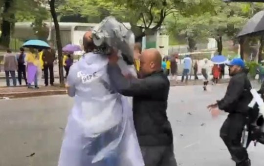 Grupo de bolsonaristas agride jornalistas em desmonte de acampamento em BH