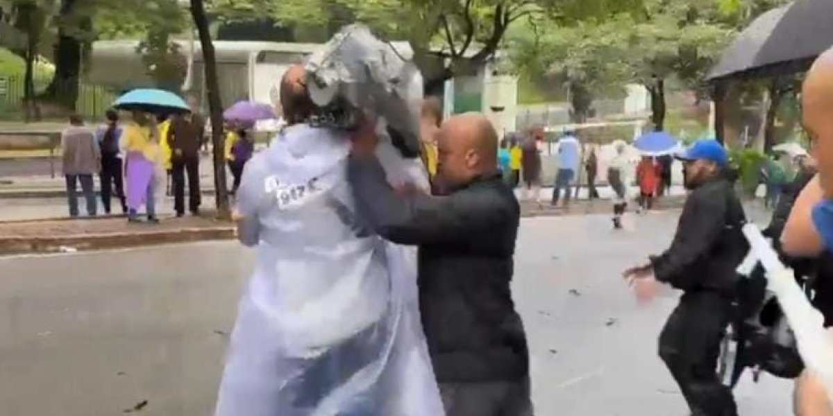 Grupo de bolsonaristas agride jornalistas em desmonte de acampamento em BH
