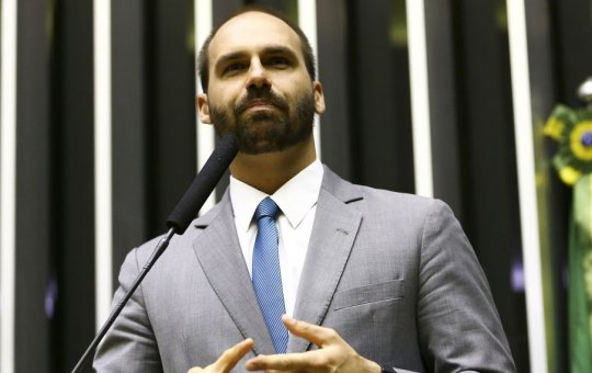 Eduardo Bolsonaro quer convocar ministra suspeita de envolvimento com a milícia