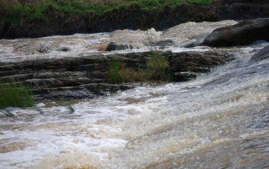 Criança é levada por correnteza em barragem e desaparece