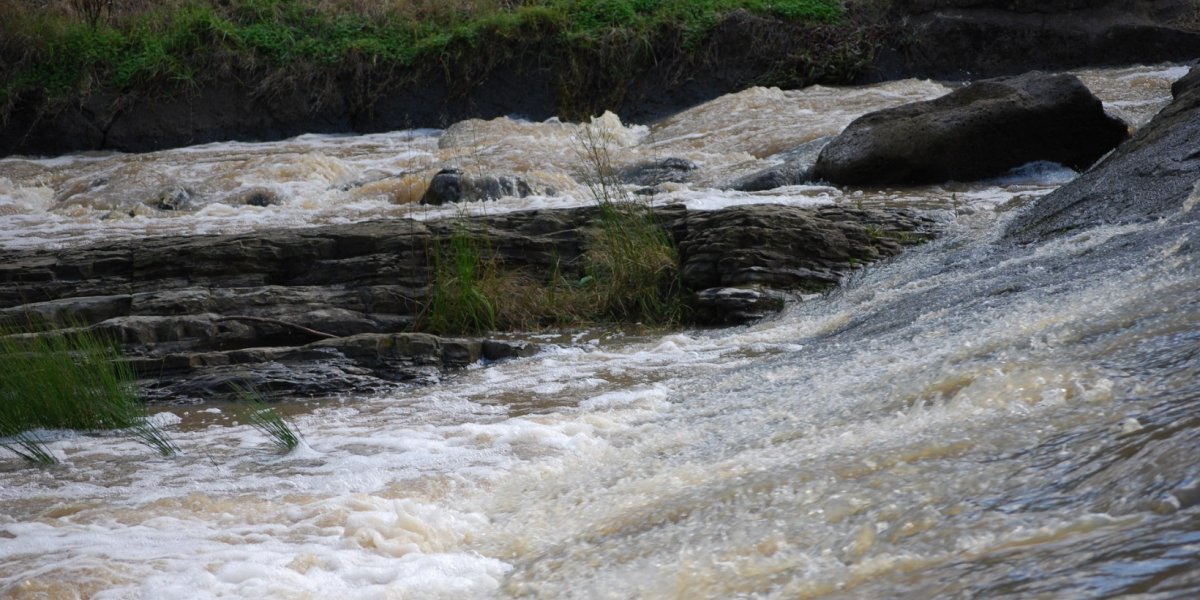 Criança é levada por correnteza em barragem e desaparece