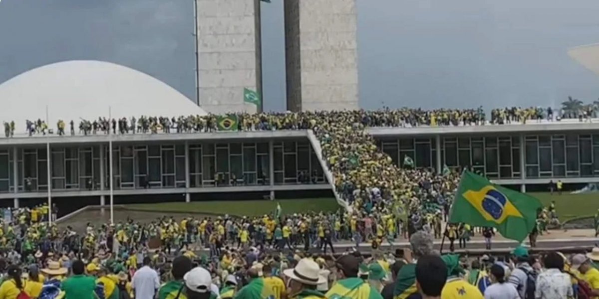 Golpistas invadem o Congresso Nacional aos gritos de "faxina geral"