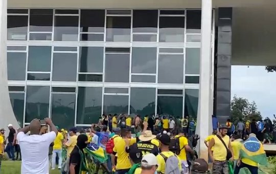 Extremistas vandalizam STF e destroem porta do gabinete de Alexandre de Moraes
