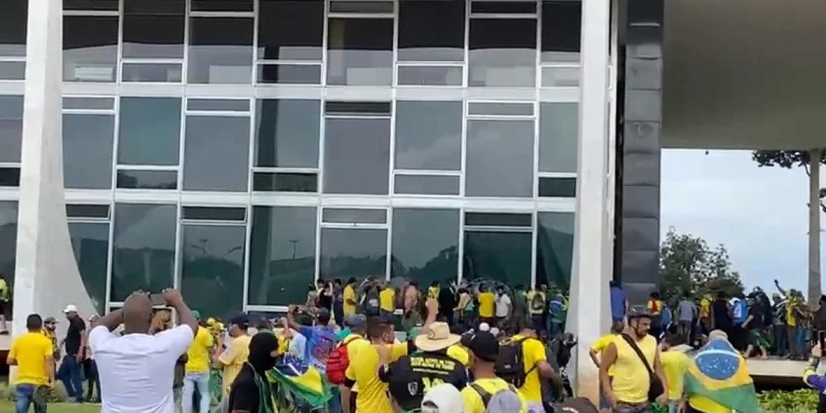 Extremistas vandalizam STF e destroem porta do gabinete de Alexandre de Moraes