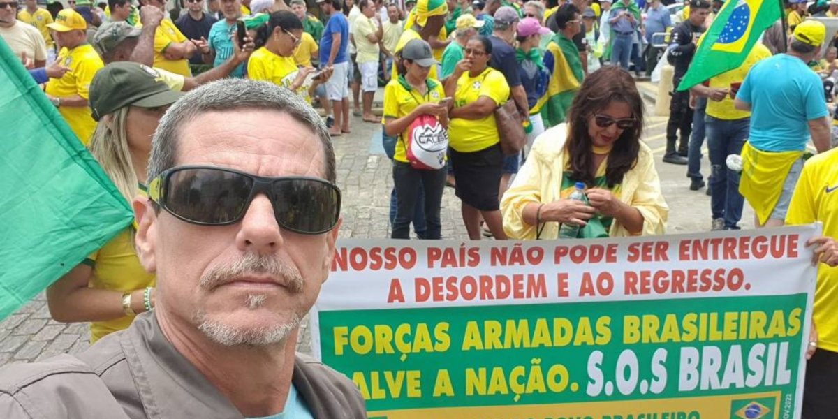 Baiano Adriano Castro, ex-BBB, participa de atos extremistas em Brasília