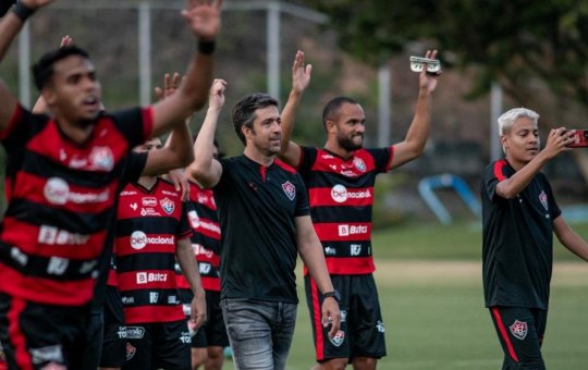 Burse elogia intensidade do Vitória e diz que responsabilidade para 2023 é maior