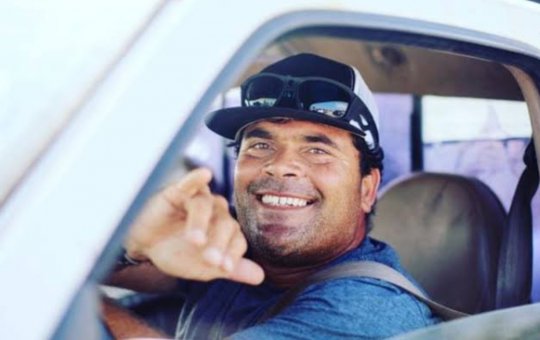 Amigos e parentes prestam homenagens ao surfista Márcio Freire em Salvador