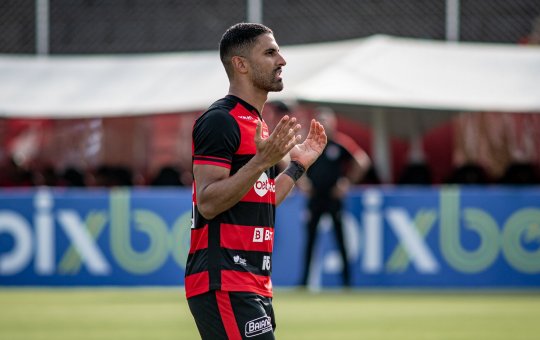 Tréllez elogia união dentro do Vitória e fala sobre concorrência com Léo Gamalho