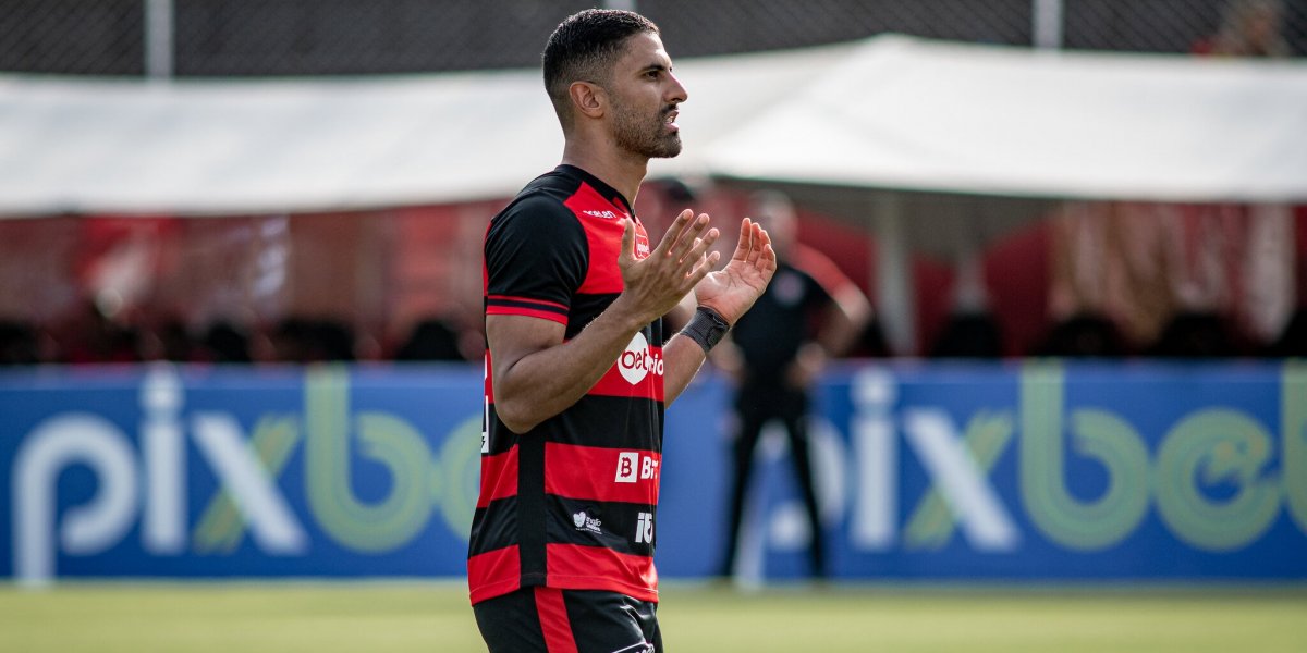 Tréllez elogia união dentro do Vitória e fala sobre concorrência com Léo Gamalho