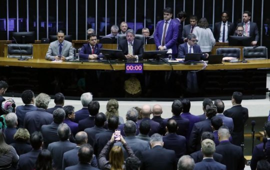 Câmara aprova intervenção federal na segurança do DF; Senado votará texto