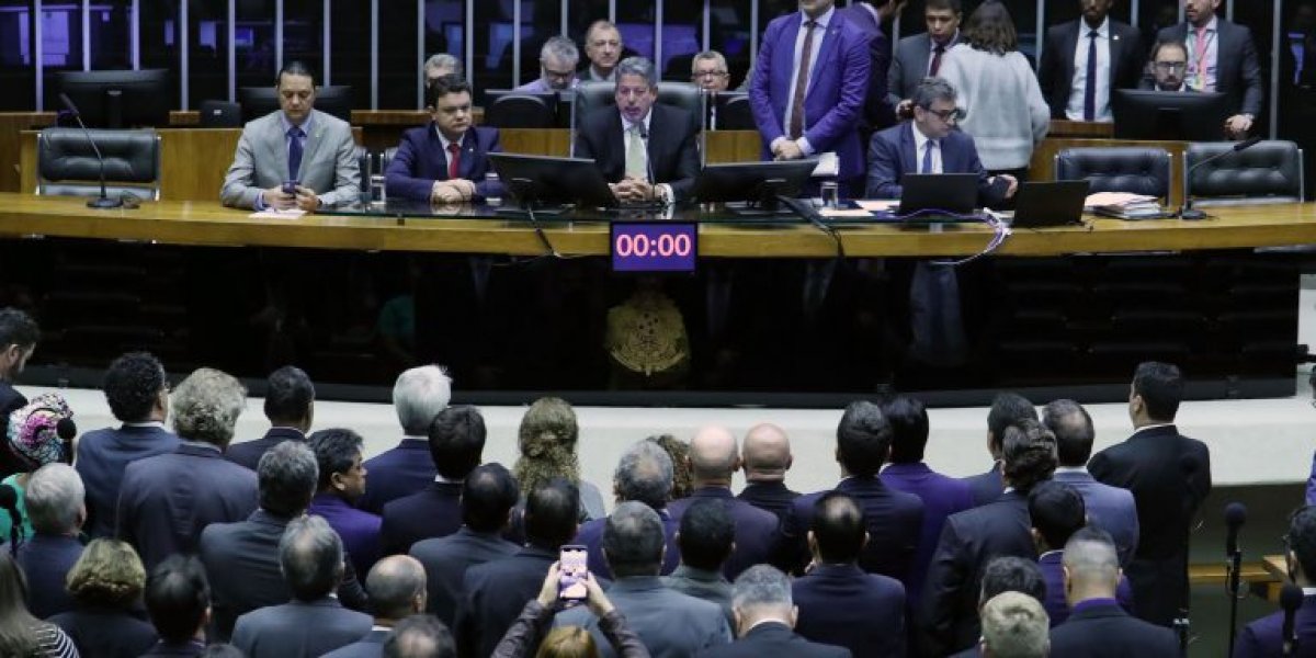 Câmara aprova intervenção federal na segurança do DF; Senado votará texto