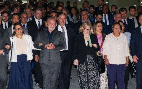 Lula e governadores atravessam a Praça dos Três Poderes e vão ao STF