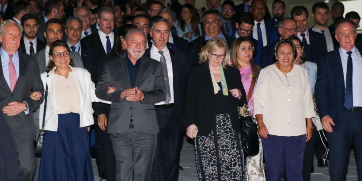 Lula e governadores atravessam a Praça dos Três Poderes e vão ao STF