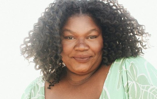 Influenciadora carioca relata perda de visão após utilizar pomada modeladora