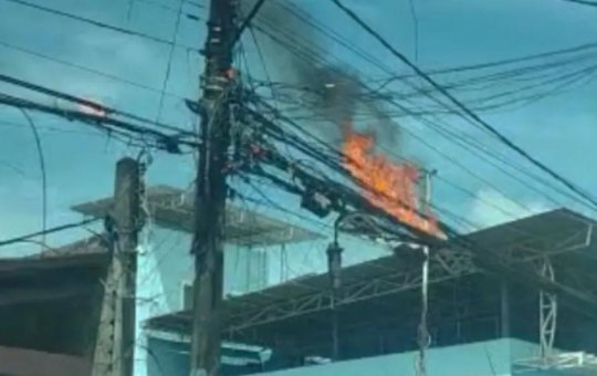 Fornecimento de energia é suspenso em Pernambués após poste pegar fogo
