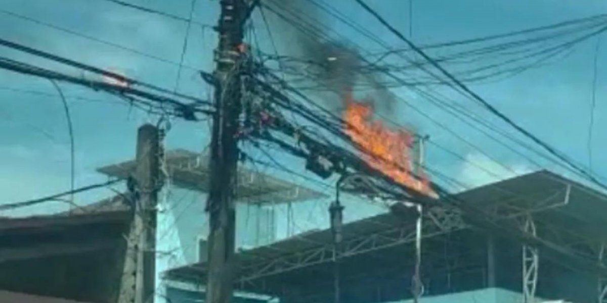 Fornecimento de energia é suspenso em Pernambués após poste pegar fogo