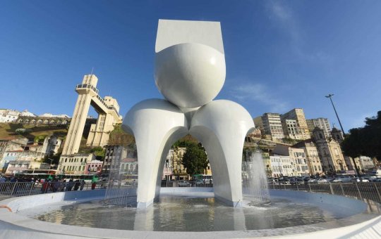 Praça Cairu volta a ter obra de Mário Cravo e ganha memorial às vítimas da Covid