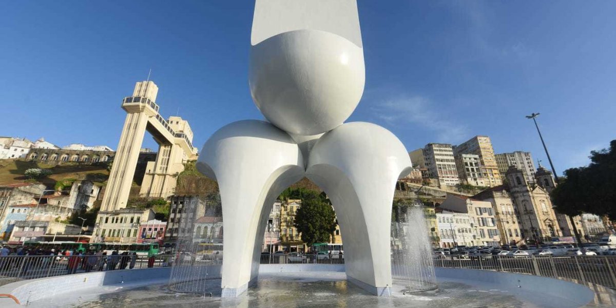 Praça Cairu volta a ter obra de Mário Cravo e ganha memorial às vítimas da Covid
