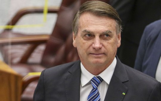 Perfil da CBF compartilha tuíte com críticas a gastos de Bolsonaro
