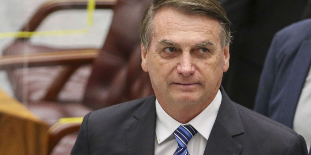 Perfil da CBF compartilha tuíte com críticas a gastos de Bolsonaro
