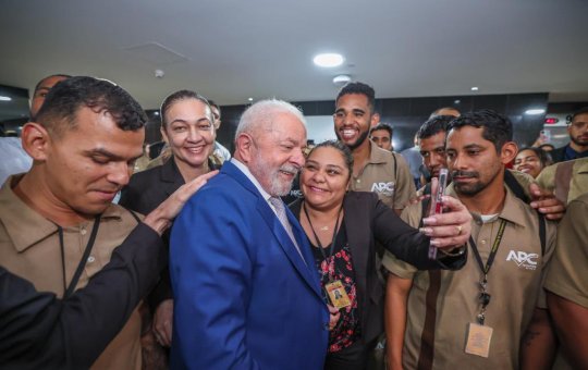 Após vandalismo antidemocrático, Lula agradece funcionários do Planalto