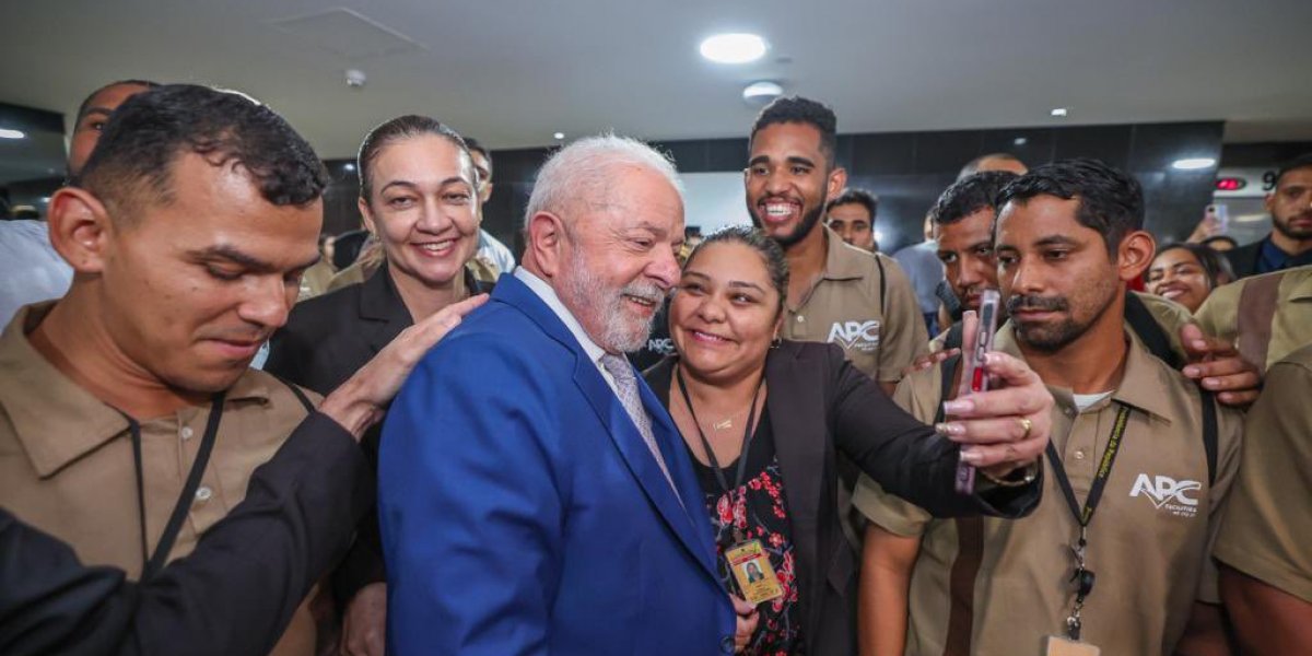 Após vandalismo antidemocrático, Lula agradece funcionários do Planalto