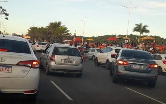 Avenida Paralela fica engarrafada em saída da festa Baile da Santinha