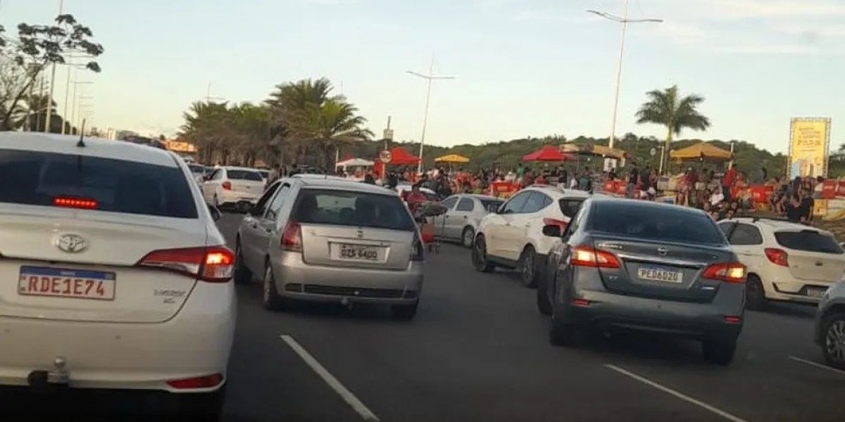 Avenida Paralela fica engarrafada em saída da festa Baile da Santinha