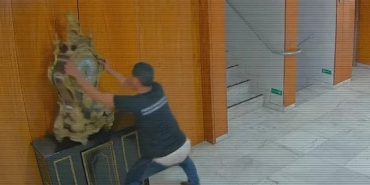 Câmera de segurança flagrou destruição golpista no Planalto; veja imagens