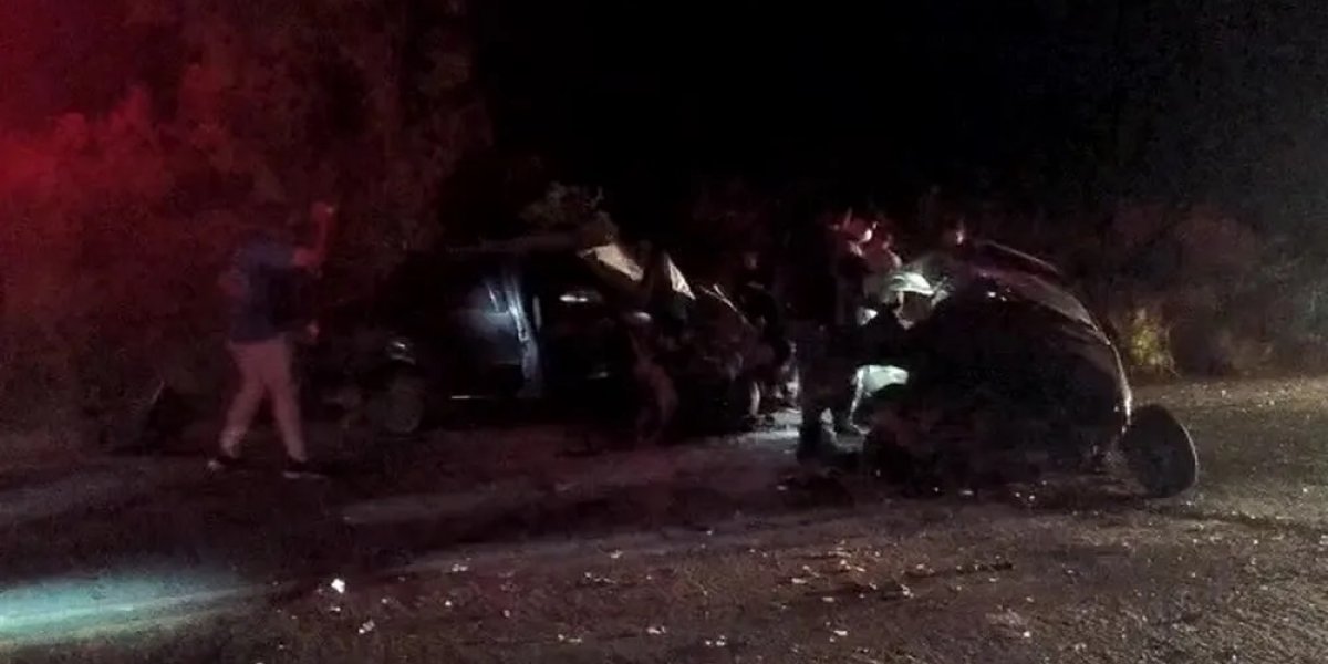 Colisão entre dois carros deixa três mortos e dois feridos no norte da Bahia