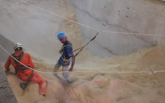 Corpo de homem soterrado em silo de soja é removido de local do acidente