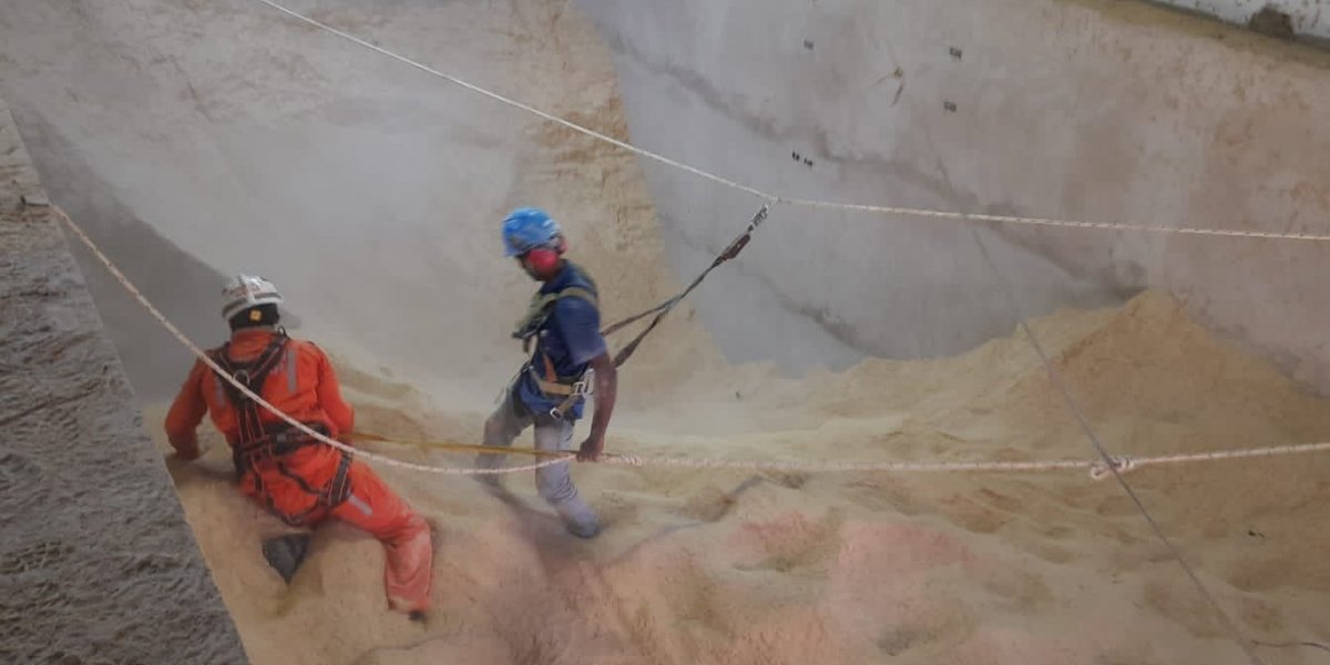 Corpo de homem soterrado em silo de soja é removido de local do acidente