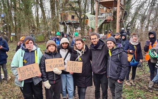 Ativista Greta Thunberg é detida por policiais em protesto na Alemanha