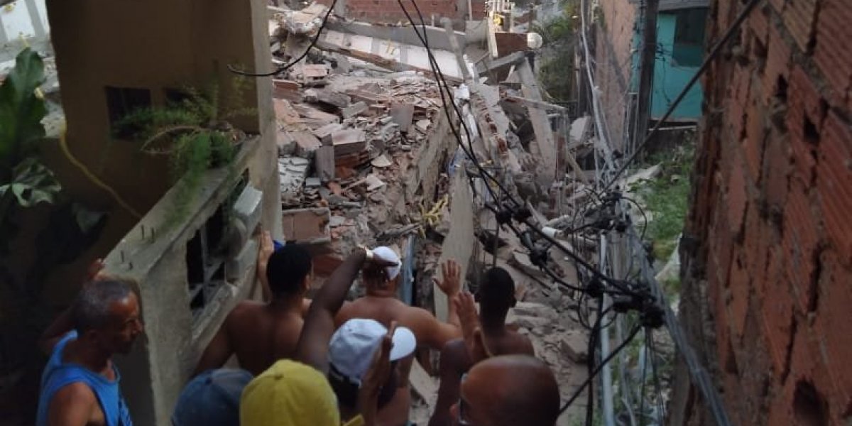 Imóvel de três andares desaba sobre outros dois, na Federação, em Salvador