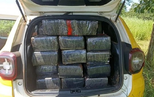 Mulher que transportava 700 kg de maconha é assaltada, chama a polícia e presa