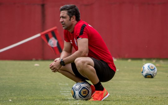 João Burse avalia má fase do Vitória: "Está faltando a gente competir"