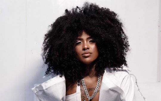 'A Dama' detona seguidora que perguntou se o cabelo da cantora seria implante