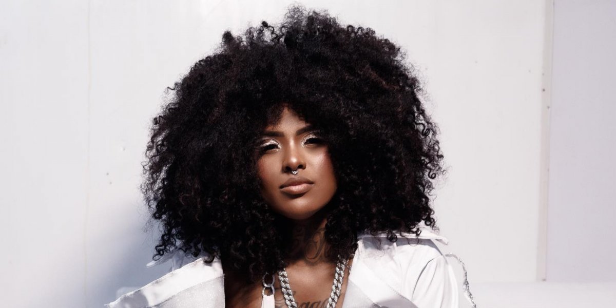 'A Dama' detona seguidora que perguntou se o cabelo da cantora seria implante