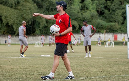 Em má fase no Campeonato Baiano, Vitória manterá João Burse como técnico