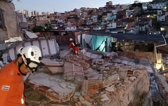 Chega a 30 número de pessoas notificadas a desocupar imóveis após prédio desabar