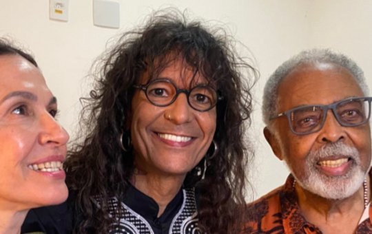 Luiz Caldas celebra 60 anos de vida com canja surpresa de Gilberto Gil