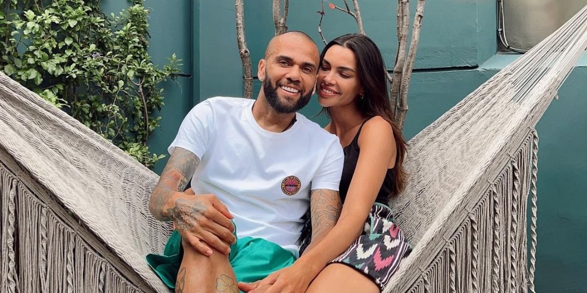 Esposa de Dani Alves posta mensagem de apoio após lateral ser detido na Espanha