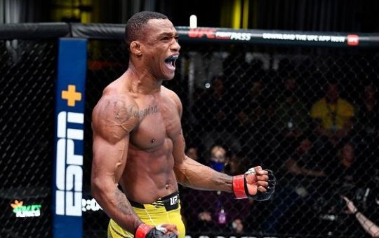 Jailton Malhadinho vence luta e se mantém invicto no UFC