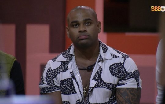 BBB23: Baiano Cézar reclama que Tina não emprestou a peruca e internautas reagem