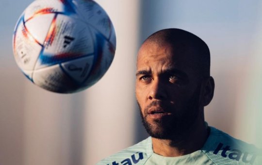 Daniel Alves contrata advogado que defendeu Messi e ex-presidente da Catalunha